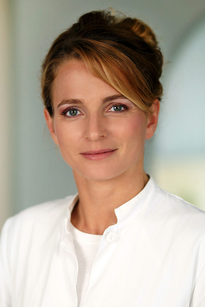 Anja Mehlan berät Patientin zur Gewichtsreduktion mit der balancia Abnehmspritze